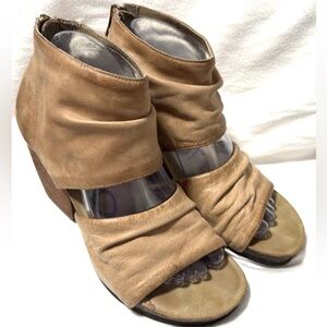 OTBT Patchouli Tan Distressed Leather Back Zip Heeled Bootie Sandals Size 7.5 M